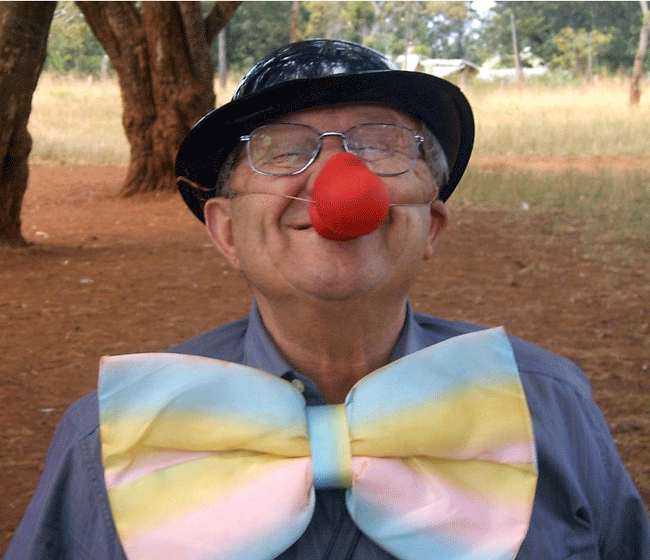 Don Ennio vestito da clown per divertire i suoi bambini dell'Africa